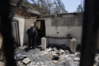 José Condolo camina entre las ruinas de su casa en el barrio Bolaños.
