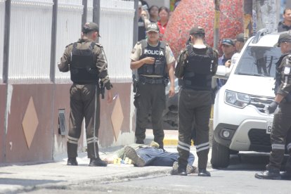 El hombre fue asesinado afuera del centro comercial Plaza Mayor, en el norte de Guayaquil.