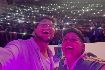 Majo y Mateo junto a su público.