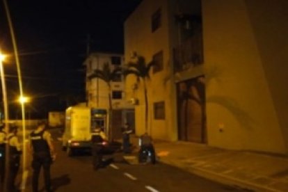 El cadáver fue embarcado en el carro de Medicina Lega.