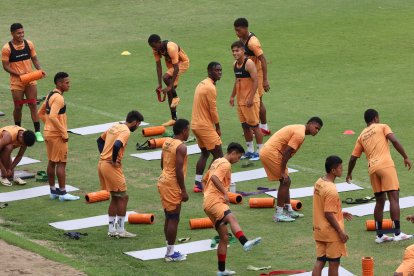 Dieciséis juveniles entrenan con el primer plantel de Barcelona, entre ellos: Juan Usma, Jandry Gómez y Allen Obando.