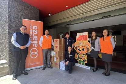 Personal de Seguros Alianza tras la entrega de la ayuda para la capital.