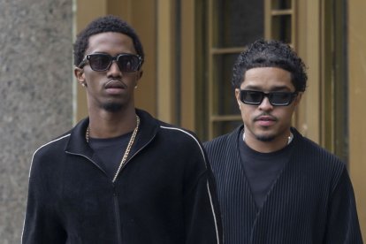 King Combs (izq.) y Justin Dior Combs (dcha.) entran en un tribunal federal donde su padre, el rapero y ejecutivo discográfico estadounidense Sean 'Diddy' Combs (invisible), está detenido.