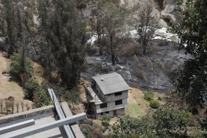 En este predio habría empezado el incendio. La Fiscalía detuvo a un joven que vive ahí.