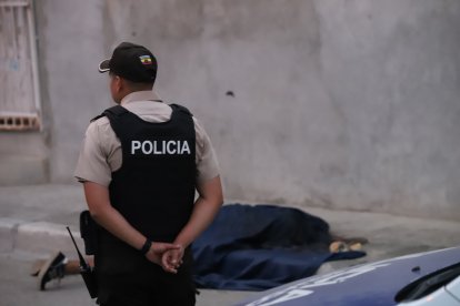El cuerpo de la víctima quedó tendido sobre la calzada.