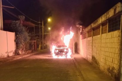 Así quedó el vehículo incinerado en Portoviejo.