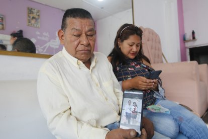 Luis Germán y su hija Jessenia miran la foto de Janeth en su celular. Tienen la esperanza de que la hallarán tras una larga espera.