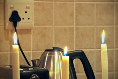 No queda más opción que recurrir a velas en la oscuridad por los cortes de luz.