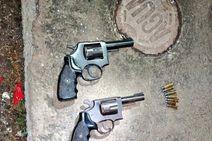 En los dos procedimientos, los policías encontraron armas de fuego.