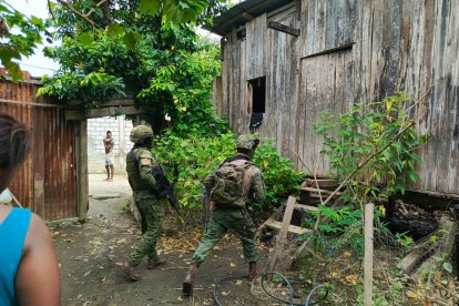 El lugar fue intervenido por militares y policías tras conocer la agresión.