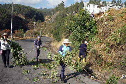 En la minga también se realizó una limpieza de la quebrada y las veredas.