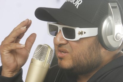 Mickyfer, como se lo conoce al artista, usa prendas características del género urbano.