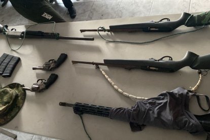 El fusil, los cargadores y las municones halladas durante el operativo.