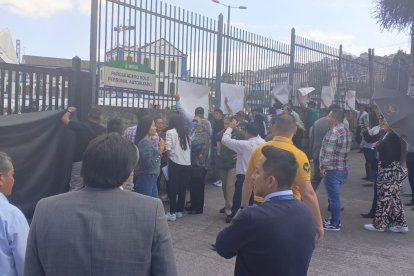 Empleados de algunas funerarias realizaron plantones afuera de una casa de salud.