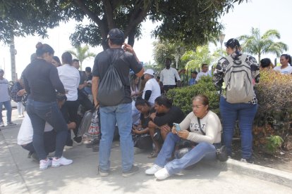 Familiares acudieron a la morgue y relataron cómo ocurrieron las muertes de sus allegados.