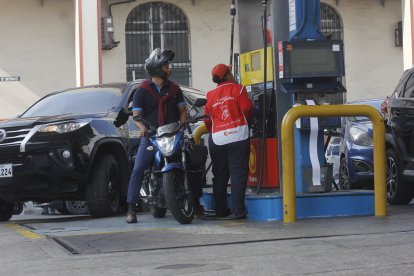 Una despachadora de gasolinera, víctima colateral de balacera en Guayaquil.