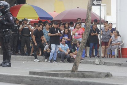 Familiares desconsolados por esta nueva muerte en Guayaquil.