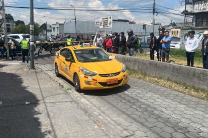 El conductor del taxi huyó luego del accidente.