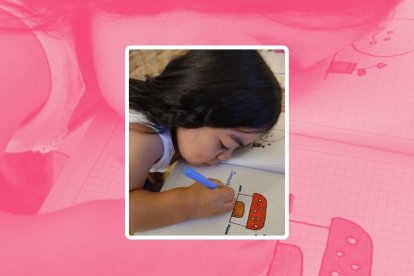 La pequeña tiene destreza para dibujar y colorear.