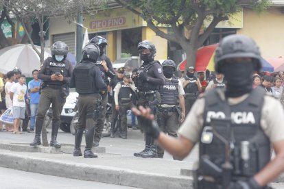 La policía al sitio del asesinato.