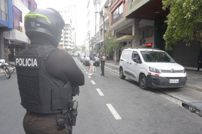 Dos personas murieron dentro de un vehículo en el centro de Guayaquil.