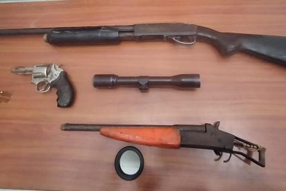 En su poder se encontraron armas y municiones.
