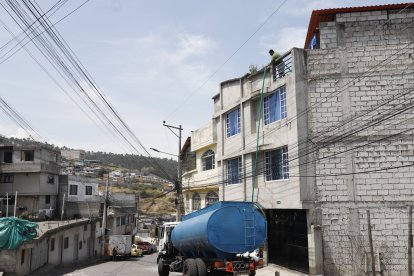 Algunos ciudadanos optan por contratar agua de tanquero para llenar sus reservas.