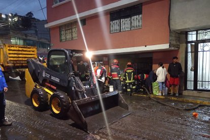 Utilizaron maquinaria pesada para retirar escombros