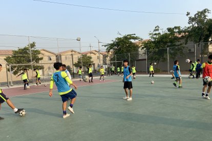 Los chicos de la escuela Zar Cristhian Noboa en pleno entrenamiento.