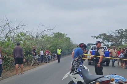 La esposa de la víctima corrió, pero también fue amenazada por los atacantes.