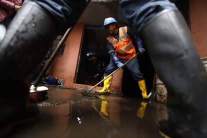 Vecinos y funcionarios públicos se unieron a las labores de limpieza.