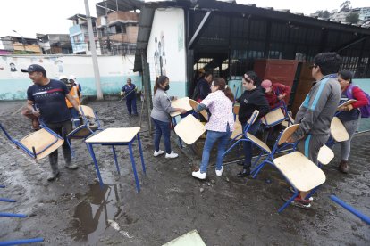 En la escuela Francisco Javier Salazar sacaron los pupitres para lavarlos.