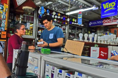 Varios negocios colocaban letreros en sus vitrinas informando la falta de focos recargables.