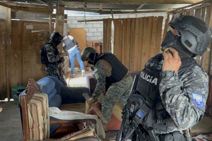 Esta casa, que también fue demolida con maquinaria pesada, era utilizada como refugio para delincuentes. Allí encontraron hartos cuchillos.
