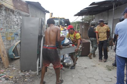 Hace casi un año, en este inmueble una mujer fue asesinada a tiros. Ayer, las personas que residían en la casa fueron desalojadas y también se procedió a su demolición.