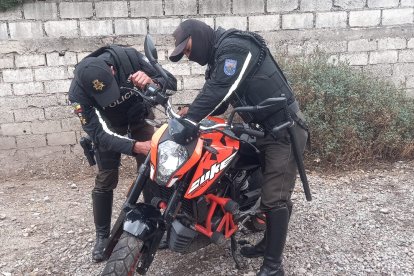 una moto robada también fue hallada en el lugar.