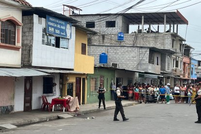 El cuerpo de la víctima quedó encima de una mesa plástica donde desayunaba.
