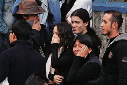 Algunos familiares en inmediaciones de la discoteca un día después de la emergencia.