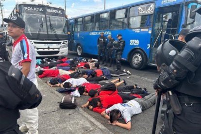 Momento en el que la Policía decomisa las armas blancas a los fanáticos de El Nacional.