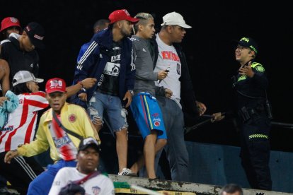 En Colombia, ‘relajo’ entre hinchas de A. Nacional y Junior de Barranquilla dejó 25 heridos.