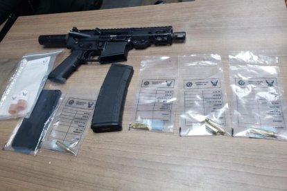 Esta arma de fuego de largo alcance fue encontrada junto al cuerpo.