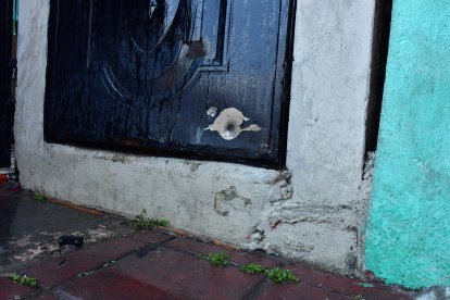 Los impactos de proyectil en la puerta de la casa donde vivía la víctima.