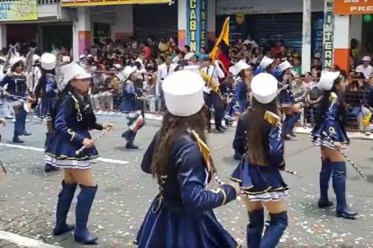 Las bastoneras haciendo su número cuando se desató el caos.