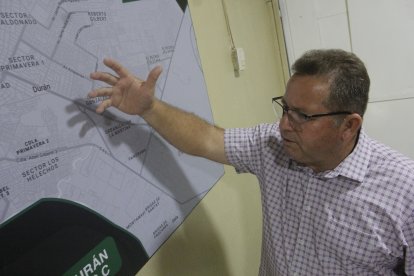 El pastor Camacho tiene un mapa de Durán en su oficina en el que consta su campo de acción.