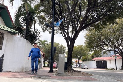 La bandera de la ciudad flamea en las calles principales de la ciudadela Los Ceibos.