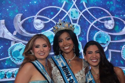 Jennifer Tutivén, junto a otras candidatas del certamen.