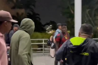 Hinchas recibieron con reclamos a los jugadores de Barcelona.