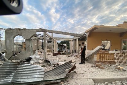 Una de las estructuras destruidas por el ataque con explosivo en Puerto Bolívar.