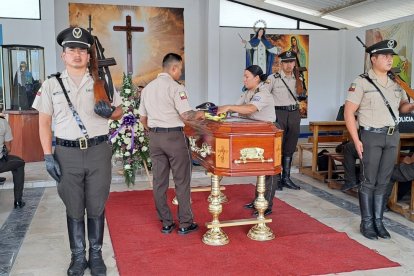 En la capilla ardiente que se levantó la mañana de este domingo, amigos y colegas se unieron para rendir homenaje al joven agente asesinado.