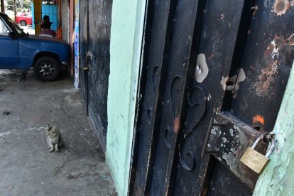 La puerta de la casa donde residía la víctima permanece asegurada con un candado. En ella se pueden observar los agujeros dejados por los proyectiles disparados.

La puerta de la casa donde residía la víctima permanece asegurada con un candado. En ella se pueden observar los agujeros dejados por los proyectiles disparados.
La puerta de la casa donde residía la víctima permanece asegurada con un candado. En ella se pueden observar los agujeros dejados por los proyectiles disparados.

La puerta de la casa donde residía la víctima permanece asegurada con un candado. En ella se pueden observar los agujeros dejados por los proyectiles disparados.